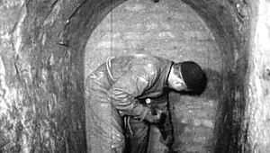 Kadr z "Kroniki Filmowej" (1959 r.) przedstawiający speleologów penetrujący podziemia twierdzy