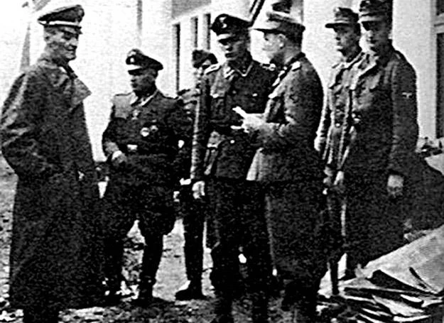Pierwszy z lewej to Oskar Dirlewanger Pierwszy z lewej to Oskar Dirlewanger