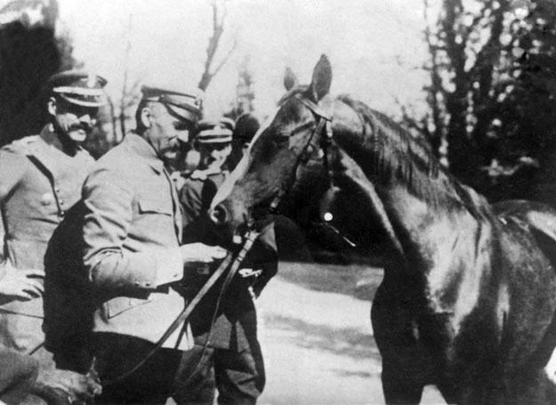 Marszalek Jozef Pilsudski karmi Kasztanke na dziedzincu palacu belwederskiego