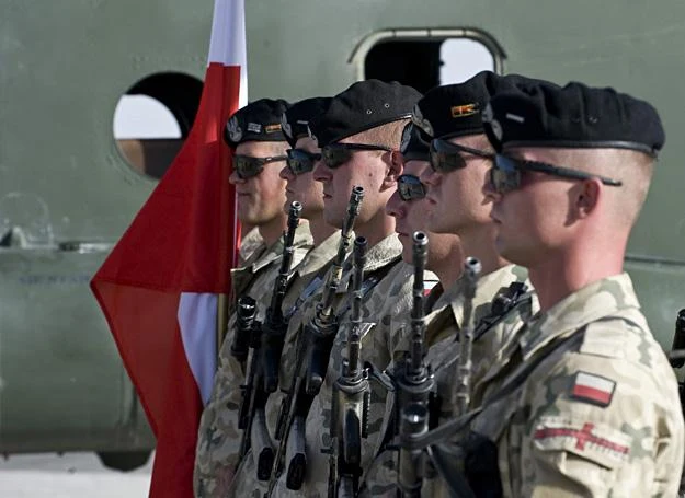 Smutne pożegnanie jednego z kolegów, Afganistan 2010 r. /fot. Adam Roik, Combat Camera DOSZ Smutne pożegnanie jednego z kolegów, Afganistan 2010 r. /fot. Adam Roik, Combat Camera DOSZ