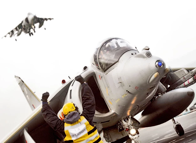 Harriery lądują na pokładzie HMS Ark Royal