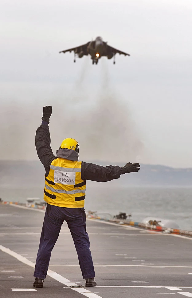 Harrier ląduje na pokładzie HMS Ark Royal