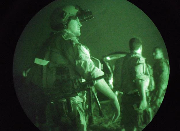 27.07.2007 r.: Komandosi Navy SEAL przygotowują sie do nocnej misji w Faludży w Iraku