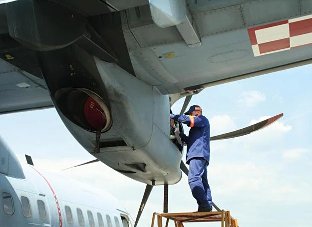 Technik przy silniku samolotu CASA C-295M