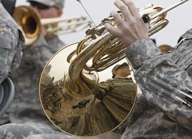 Orkiestra US Army grająca podczas przekazania odpowiedzialności za jedną ze stref w Iraku Orkiestra US Army grająca podczas przekazania odpowiedzialności za jedną ze stref w Iraku