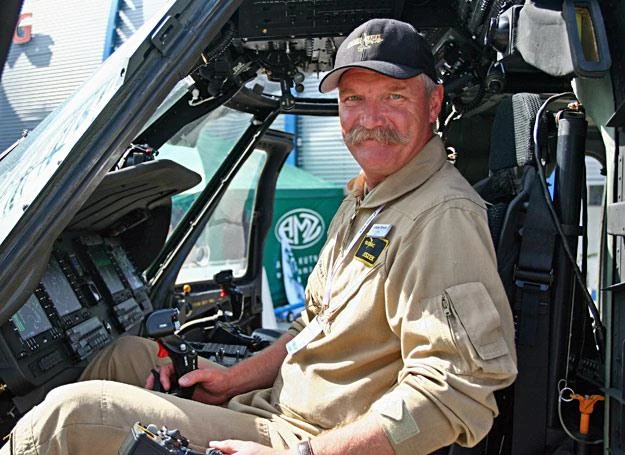 Leszek Pawuła za sterami śmigłowca Black Hawk S70i Leszek Pawuła za sterami śmigłowca Black Hawk S70i