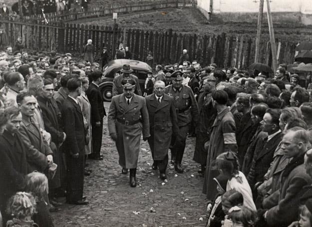 Hans Frank wchodzi do cerkwi greckokatolickiej w Sanoku witany przez ochotników SS "Galizien"