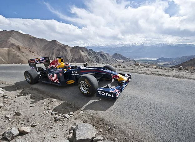 Bolid Red Bulla na przełęczy Khardung-La /fot. Red Bull Photo Files