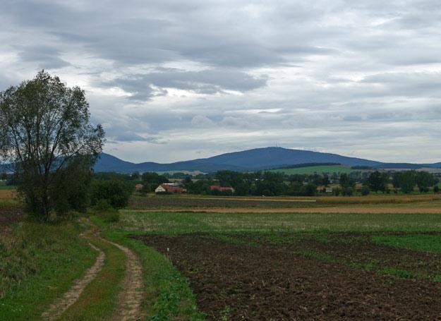 Panorama Pożarzyc od strony drogi prowadzącej do żwirowni. W tle góra Ślęża.