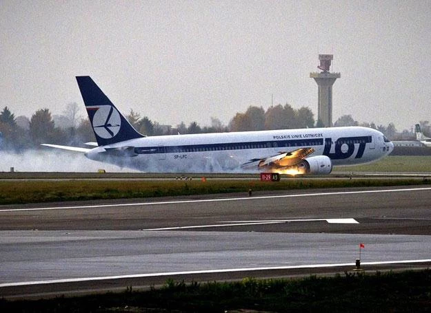 Awaryjne lądowanie  Boeinga 767  na Okęciu        Fot. Wojtek Radwański