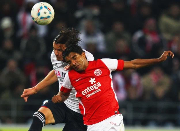 Na zdj. Sami Allagui i Daniel van Buyten Na zdj. Sami Allagui i Daniel van Buyten