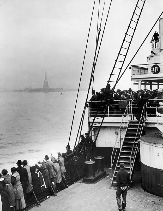 Statek z imigrantami dopływa do Ellis Island, 1915 r.