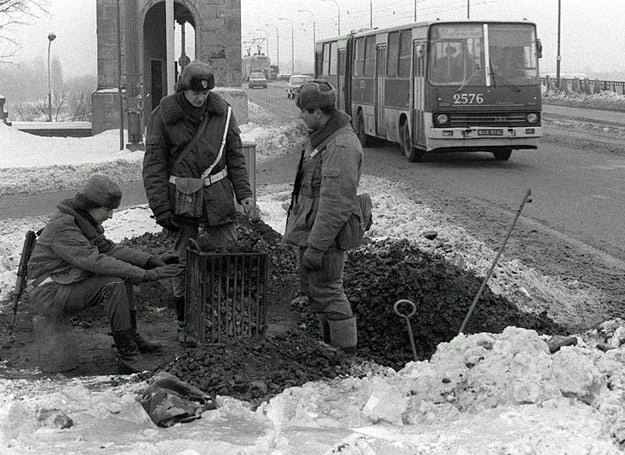 Posterunek wojskowy przed Mostem Poniatowskiego w Warszawie, grudzień 1981 r.