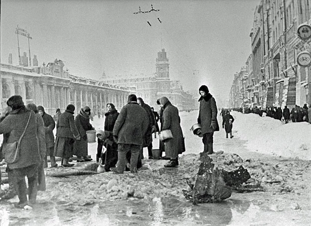 1 grudnia 1941 r.: Mieszkańcy Leningradu wybierają wodę z dziur w asfalcie