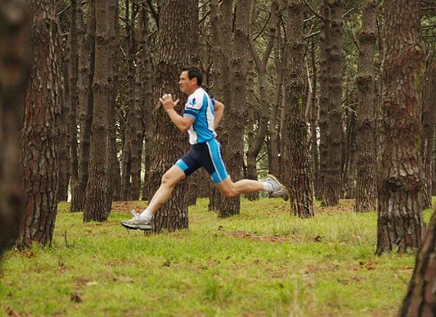 Pat Farmer w trakcie przygotowań do biegu /fot. poletopolerun.com