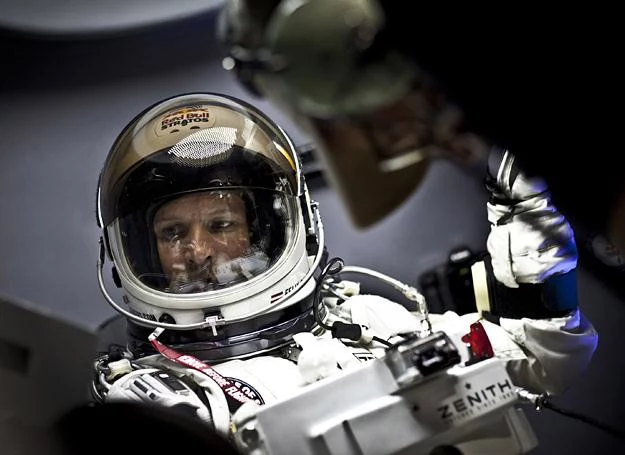 Felix Baumgartner podczas przygotowań do misji w przestworza /fot. Red Bull