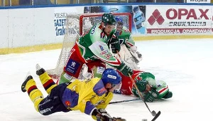 Kapitan "Szarotek" Jarosław Różański (w locie) nigdy się nie oszczędza, fot: Tadeusz Bącal