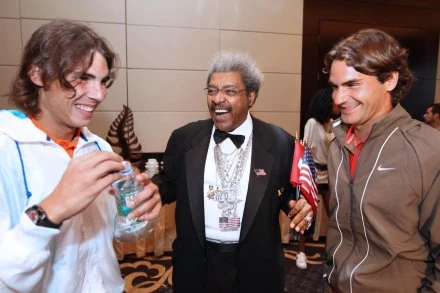 Rafael Nadal (z lewej) i Roger Federer (z prawej). W środku Don King Rafael Nadal (z lewej) i Roger Federer (z prawej). W środku Don King