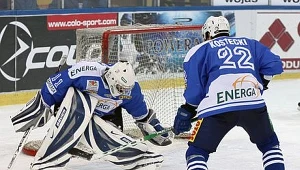 Hokeiści Stoczniowca Przemysław Odrobny (z lewej) i Artur Kostecki, fot: Tadeusz Bącal