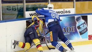 Gdańszczanie pokonali Górali. W starciu przy bandzie Paweł Skrzypkowski. Fot: Tadeusz Bącal