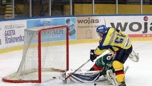 Krystian Dziubiński strzela gola dla Podhala w meczu z Naprzodem, fot: Tadeusz Bącal