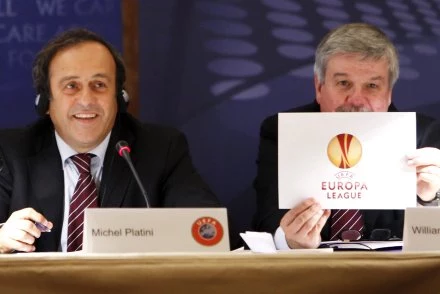 William Gaillard (z prawej) w towarzystwie prezydenta UEFA Michela Platiniego