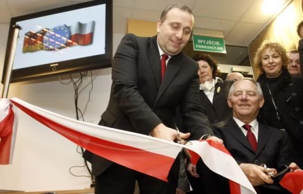 Grzegorz Schetyna (przecina wstęgę) Grzegorz Schetyna (przecina wstęgę)