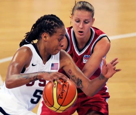 Z piłką Seimone Augustus Z piłką Seimone Augustus