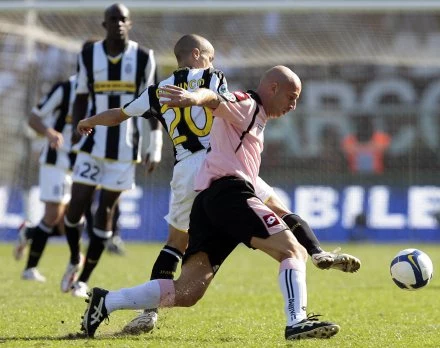 Giulio Migliaccio (Palermo) kontra Sebastian Giovinco Giulio Migliaccio (Palermo) kontra Sebastian Giovinco