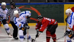 Wojciech Jankowski (w środku) zdobył gola dla Stoczniowca w meczu z GKS-em