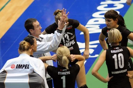 Rafał Błaszczyk, trener Gwardii, tłumaczy swoim zawodniczkom, jak mają grać/fot. Krystyna Pączkowska Rafał Błaszczyk, trener Gwardii, tłumaczy swoim zawodniczkom, jak mają grać/fot. Krystyna Pączkowska
