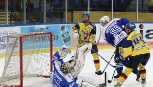 W akcji bramkarz "Stoczni" Przemysław Odrobny, fot: Tadeusz Bącal