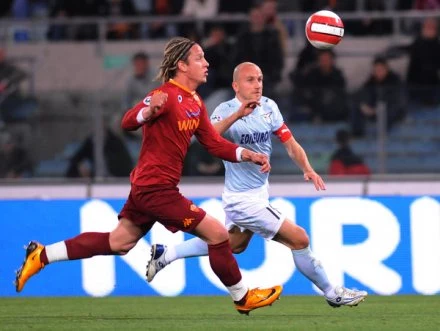 Piłkarze Lazio i Romy opuszczą stadion w Rzymie