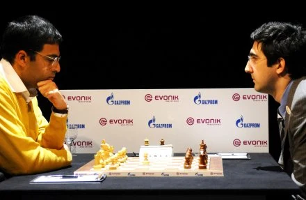 Viswanathan Anand (z lewej) i Władimir Kramnik Viswanathan Anand (z lewej) i Władimir Kramnik