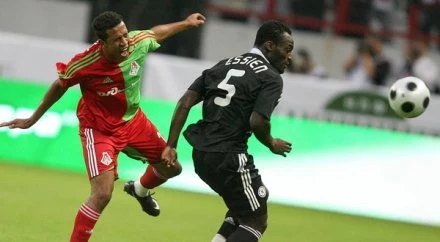 Michael Essien (z prawej)