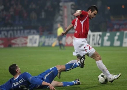 Paweł Brożek mija Grzegorza Barana z Ruchu. Fot. Ryszard Kotowski. Paweł Brożek mija Grzegorza Barana z Ruchu. Fot. Ryszard Kotowski.