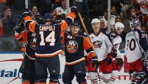 Chris Campoli cieszy się po strzeleniu zwycięskiego gola