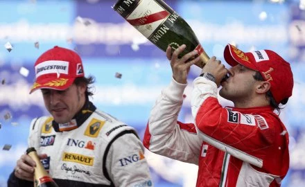 Massa po GP Brazylii delektował się szampanem Massa po GP Brazylii delektował się szampanem
