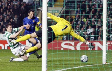 Artur Boruc zawinił przy stracie gola w meczu z Manchesterem United