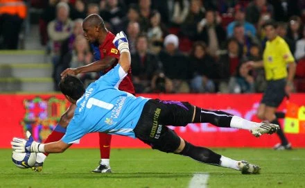 Samuel Eto'o pokonuje bramkarza Realu Valladolid.