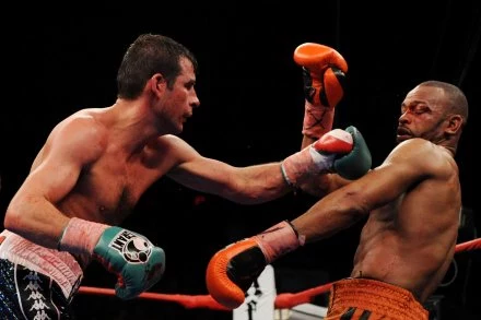 Joe Calzaghe (z lewej) pokonał Roya Jonesa juniora Joe Calzaghe (z lewej) pokonał Roya Jonesa juniora