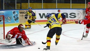 Napastnik Podhala Krzysztof Zapała i bramkarz "Pasów" Rafał Radziszewski, fot: Tadeusz Bącal