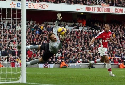 Łukasz Fabiański dokonywał cudów w meczu z Wigan (na zdj. w meczu z Man United)