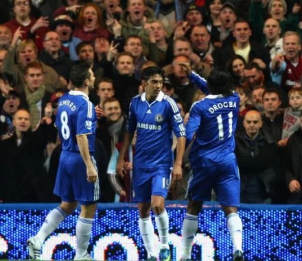 Dider Drogba rzuca monetą w stronę kibiców Burnley Dider Drogba rzuca monetą w stronę kibiców Burnley
