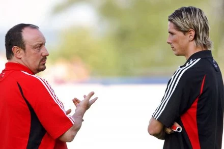 "Staraj się Fernando"- mówi do swojego gracza Rafael Benitez "Staraj się Fernando"- mówi do swojego gracza Rafael Benitez