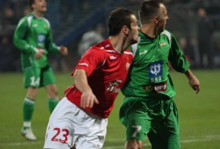 Paweł Brożek (czerwona koszulka) zdobył dwie bramki dla Wisły/fot. Ryszard Kotowski Paweł Brożek (czerwona koszulka) zdobył dwie bramki dla Wisły/fot. Ryszard Kotowski
