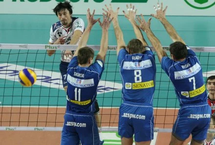 Jakub Nowotny (Zaksa) przebija się przez blok rywali Jakub Nowotny (Zaksa) przebija się przez blok rywali