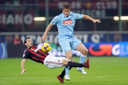 German Denis w walce z Gianluką Zambrottą z AC Milan