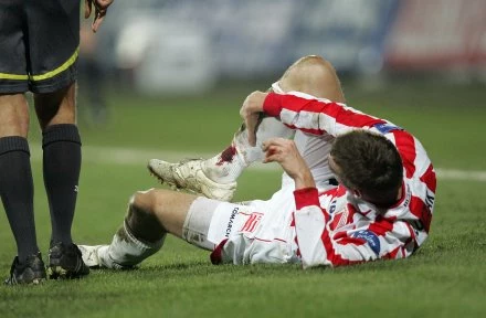 Maciej Łuczak z kontuzją nogi po faulu Małeckiego. Fot. Michał Nowak Maciej Łuczak z kontuzją nogi po faulu Małeckiego. Fot. Michał Nowak