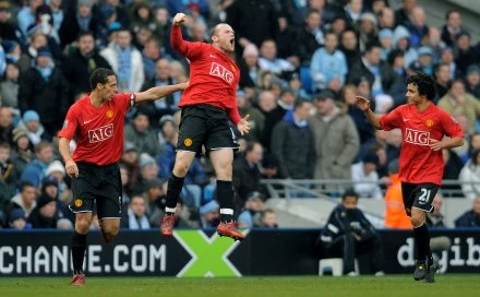 Wayne Rooney (w środku)